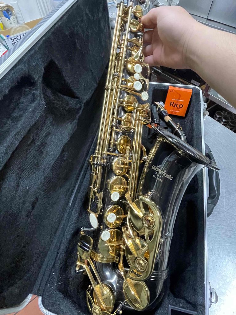 tôi cần pass lại cây Saxophone