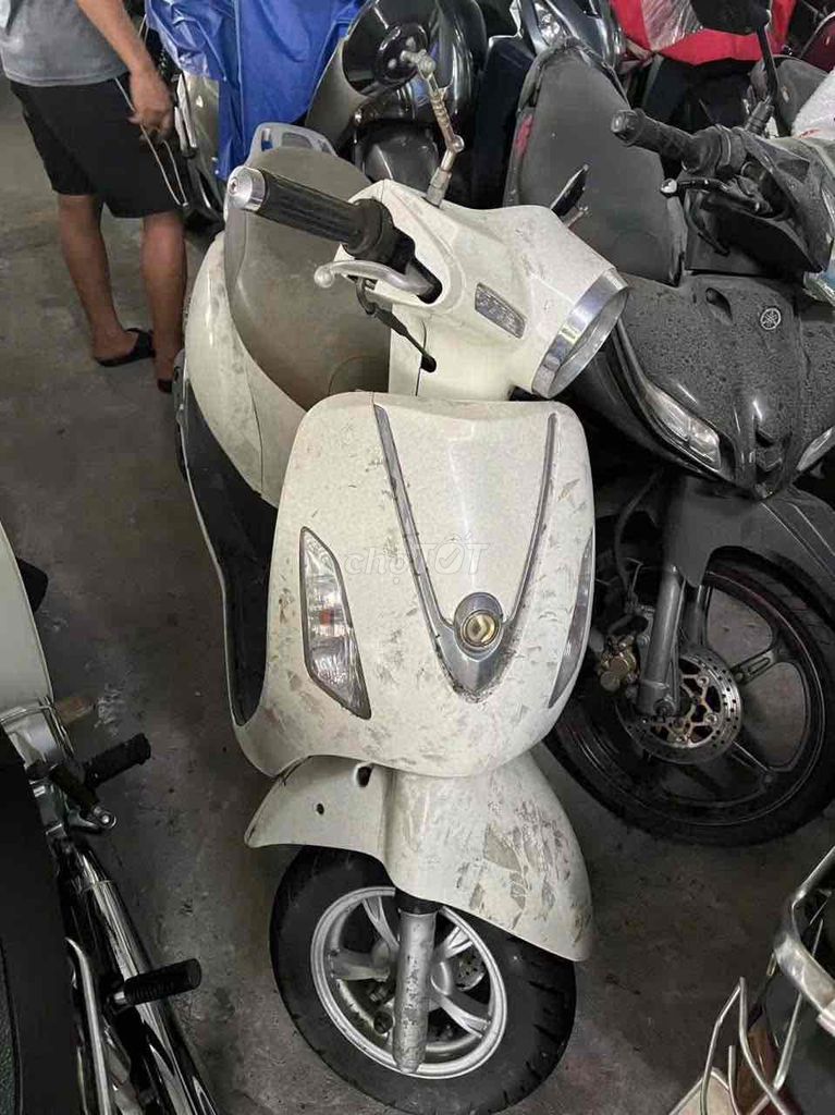 Xe tay ga Atila Trắng