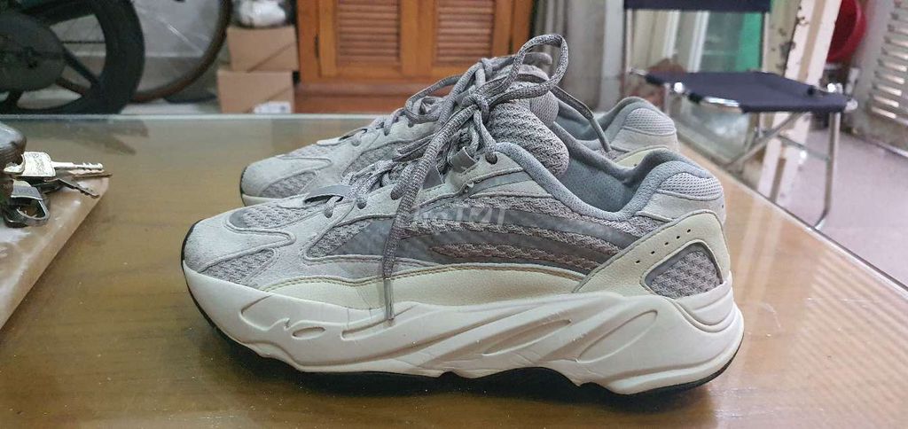 ADIDAS YEEZY 700 V2 SIZE 41