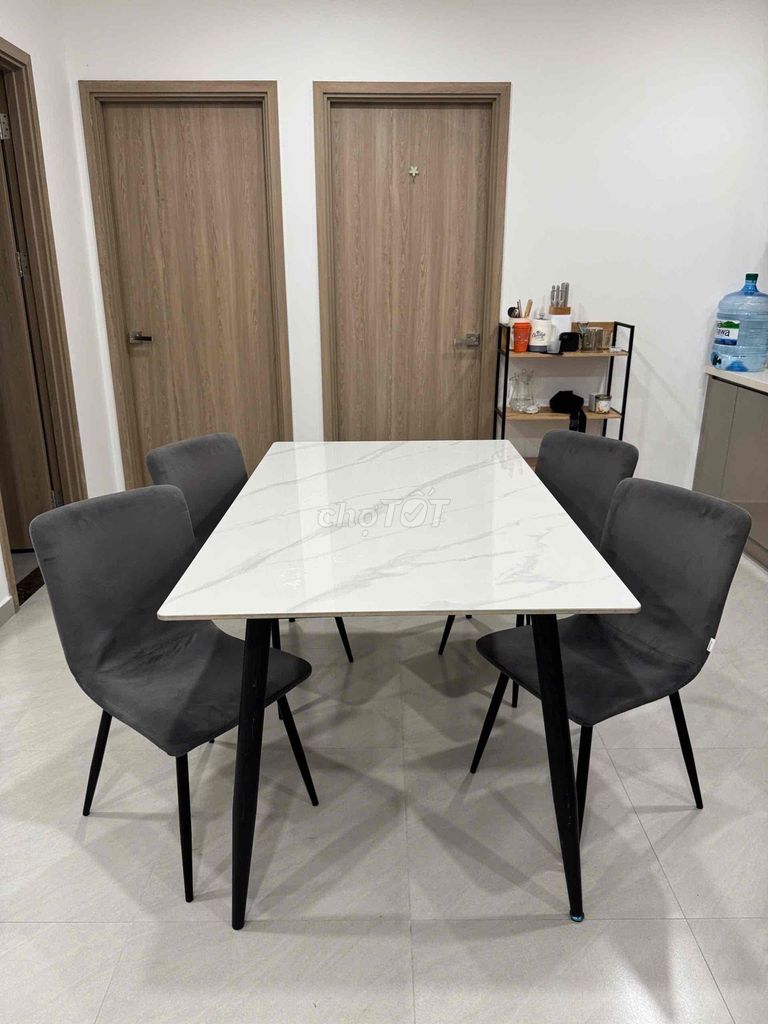 Bàn ăn Mặt đá chân sắt 1m6 x 1m 4 ghế. Mua bán Bàn ghế tại Thành phố Thủ Đức Tp Hồ Chí Minh được đăng bởi Võ Thanh Tùng hình 1