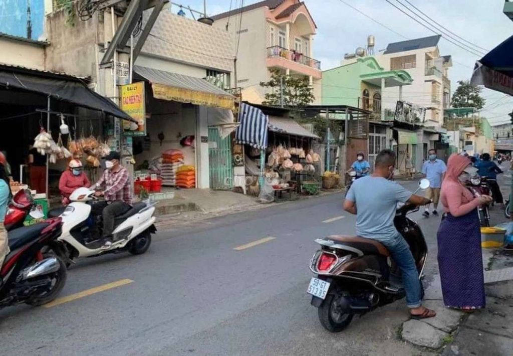 Nhà mặt tiền ngay chợ Bình chánh