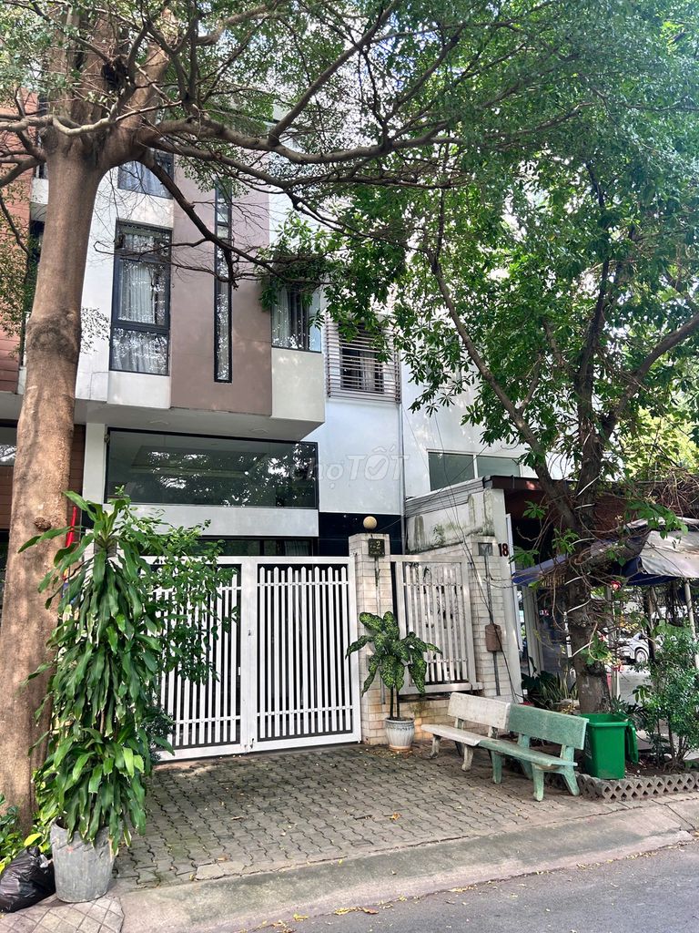 Аренда · 4 комн. · 120 м² · Quận 7, ул. Đường Hoàng Quốc Việt