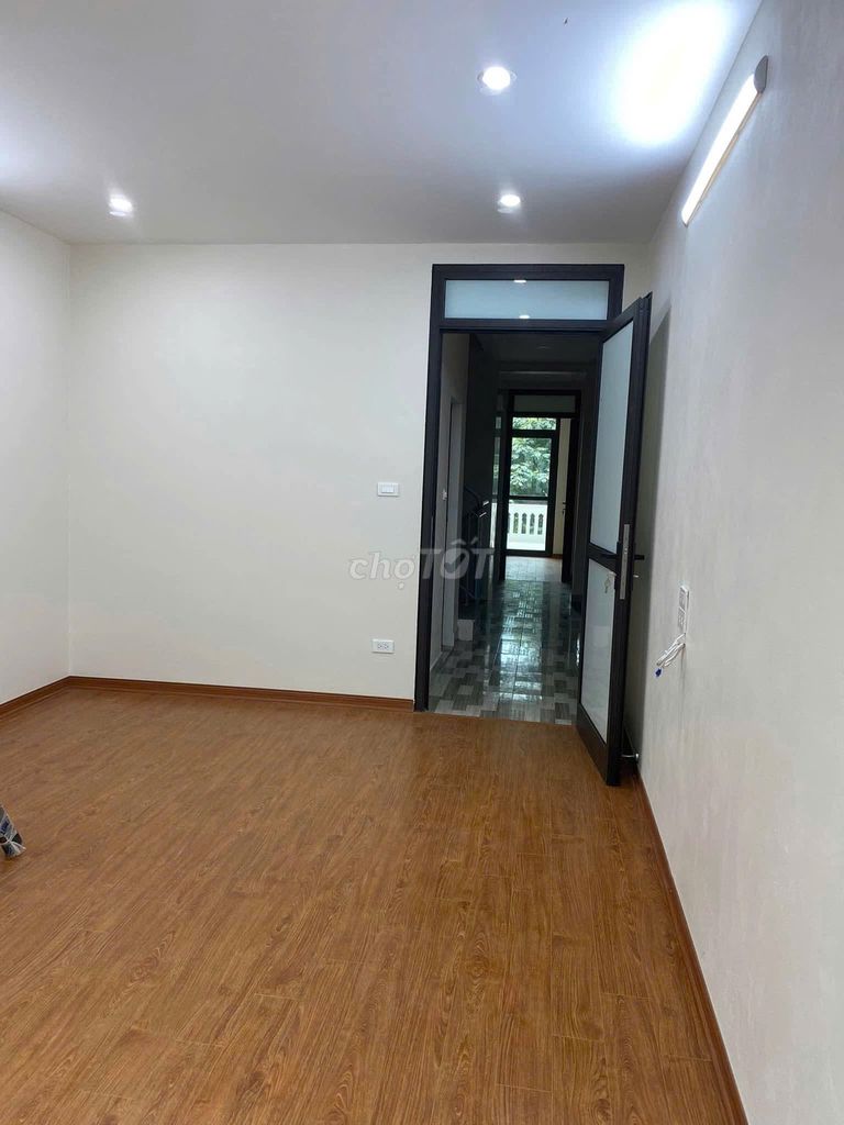 Hiếm! Nhà Đẹp Sát Phố Hoàng Quốc Việt – DT 75m², Ô Tô Tránh – KD Tốt.