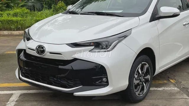Белый бензиновый семейный автомобиль Toyota Vios