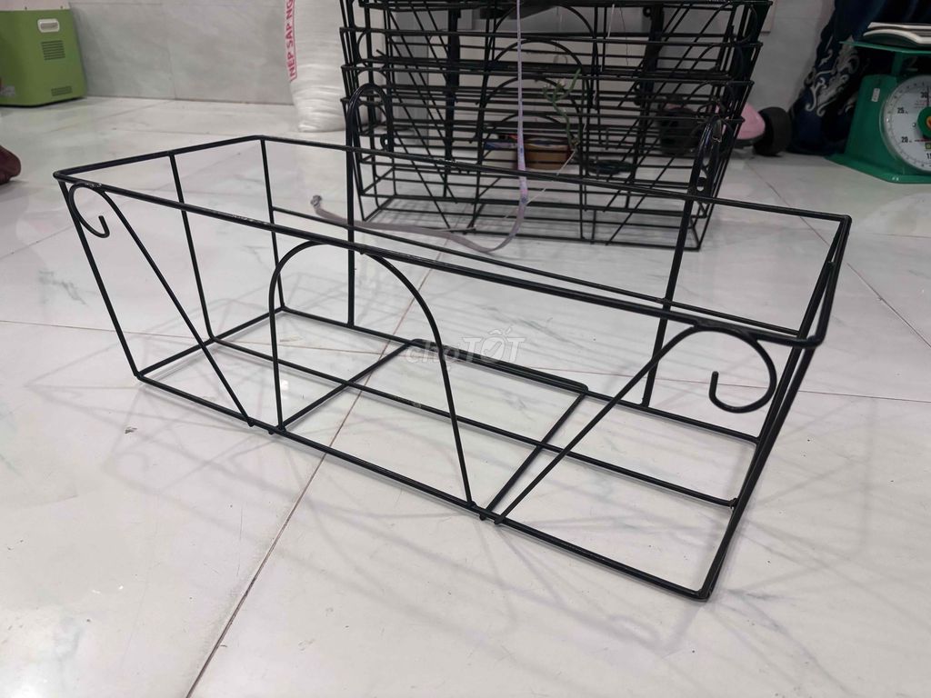 17 Khung sắt treo chậu nhựa D59 x R25 x C20 cm