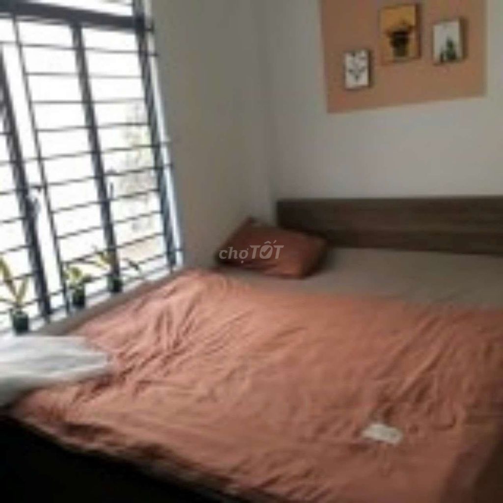 Комната с кухней, 20м², 2-й этаж, большое окно, полная мебель, рядом метро Ван Тхань