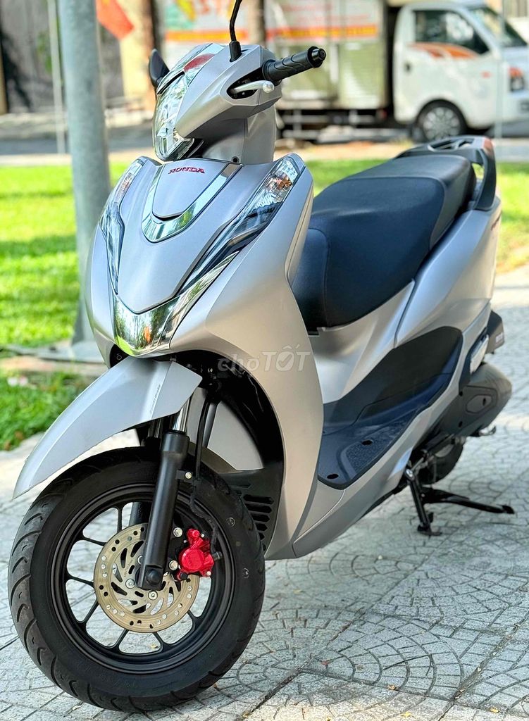 Honda Lead 2022 серебристый 7000 км
