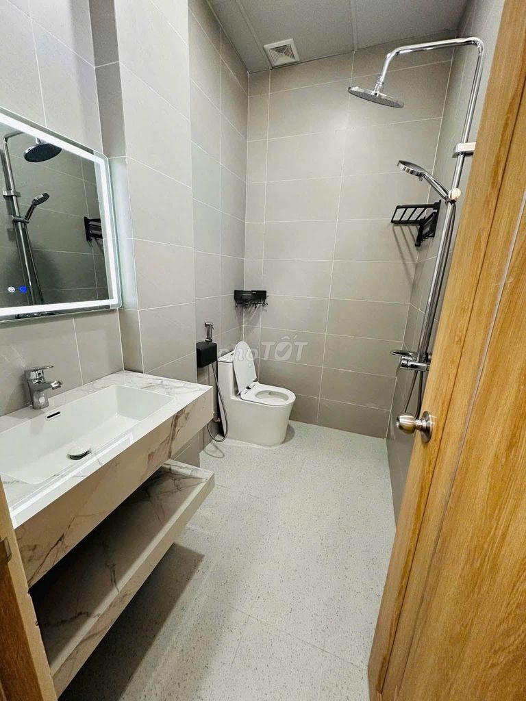 Студия с большим окном в крыше в центре Hòa Xuân — фото 4