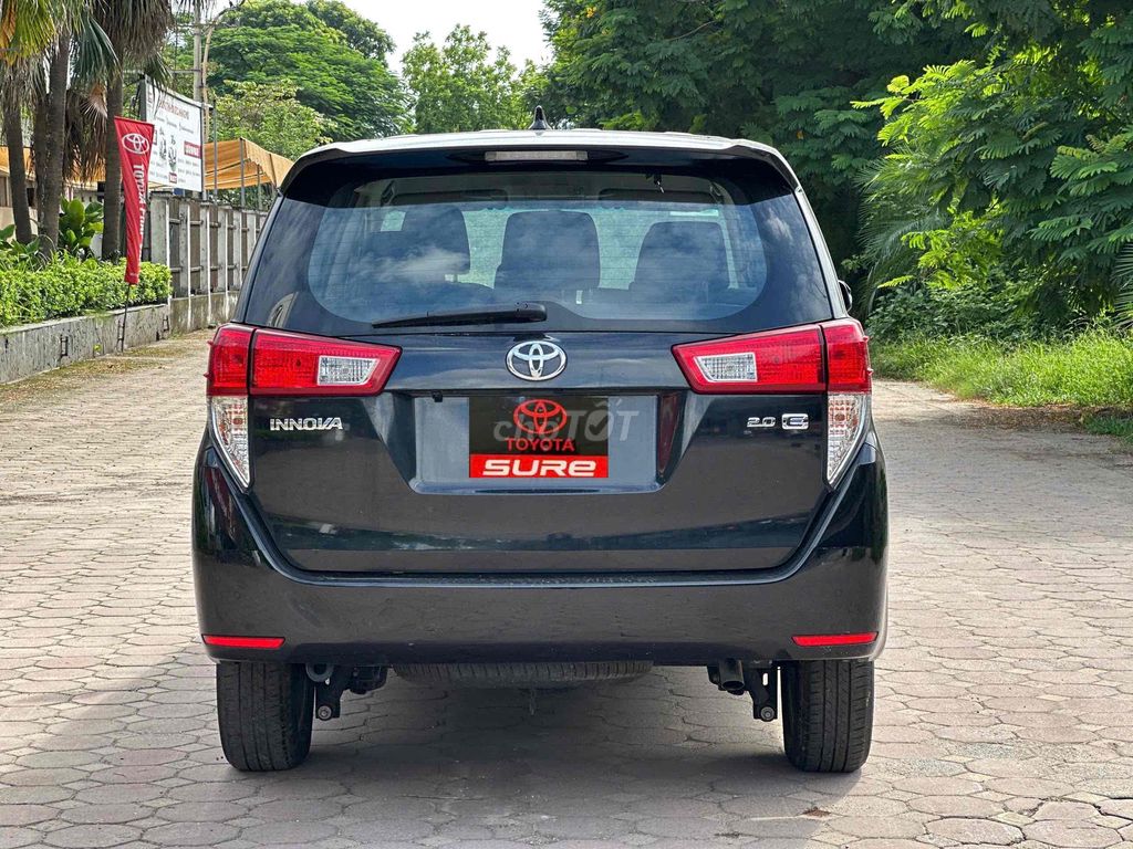 Toyota Innova 2.0E 2022 Новый черный номер 2 на 4 км, черный этаж