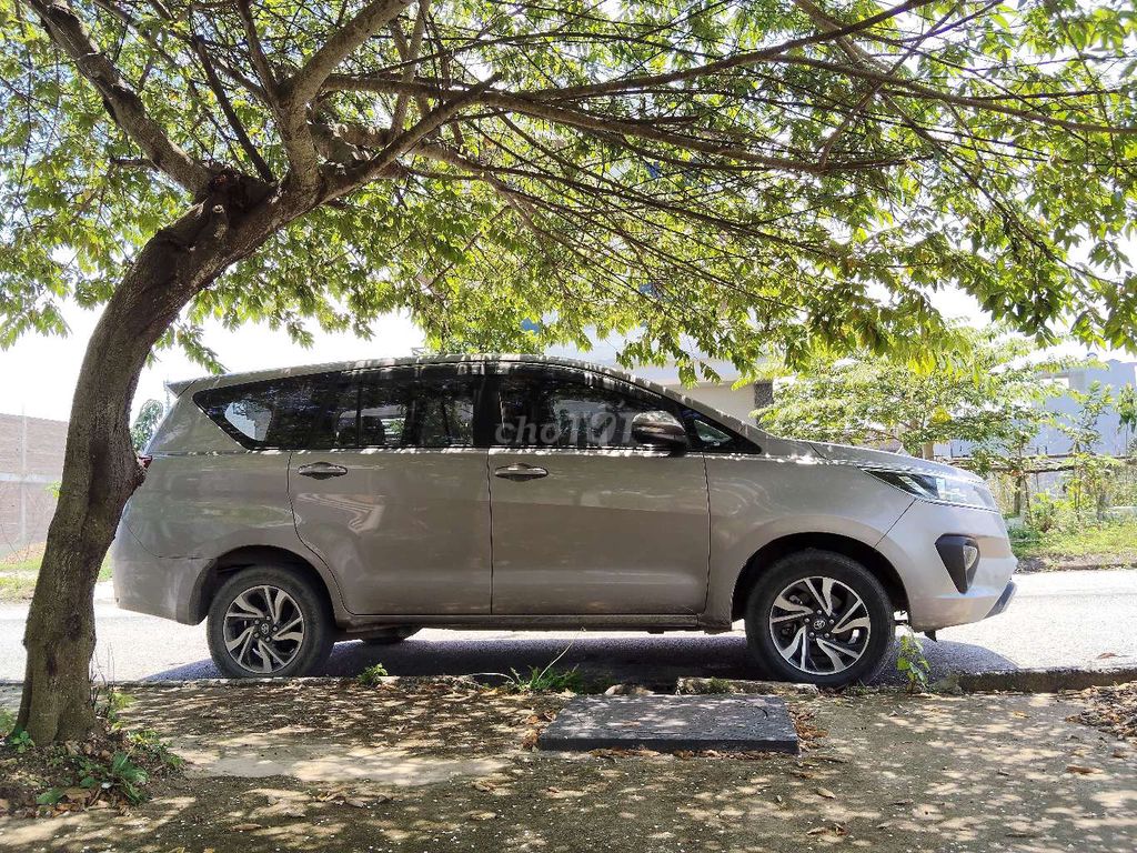 Toyota Innova 2.0E 2022 бронзовый 130 тыс. км