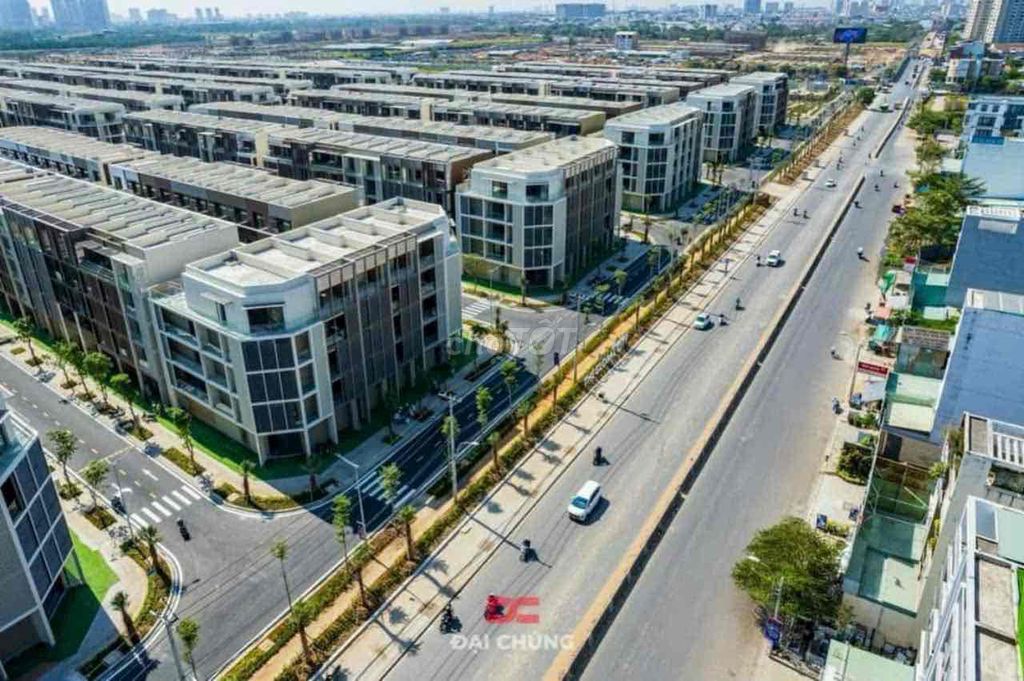 Mặt Tiền Đỗ Xuân Hợp đối diện Global City Quận 2. Dt 200m2 / 50.6 Tỷ