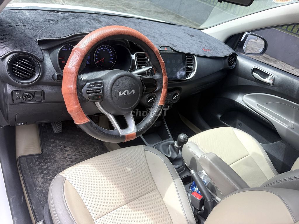 Женский автомобиль KIA SOLUTO 2023 белый 1.4MT с цинковым колесом