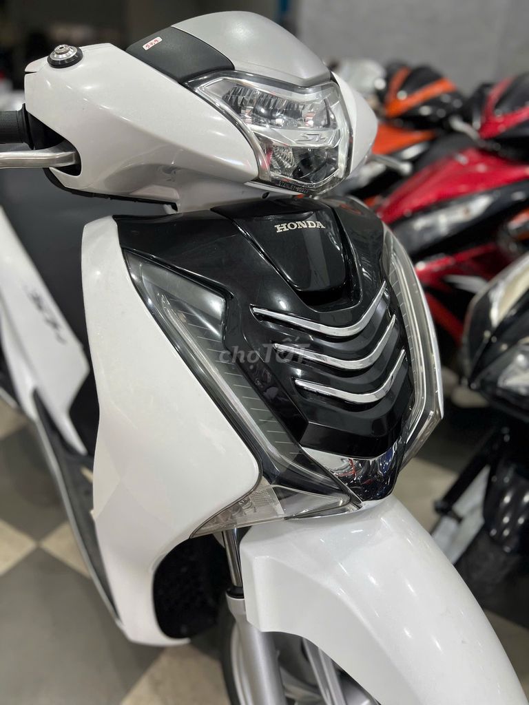 Honda SHVN 125 ABS 2019 Trắng. Mua bán Xe máy tại Huyện Trảng Bom Đồng Nai được đăng bởi phương hình 7