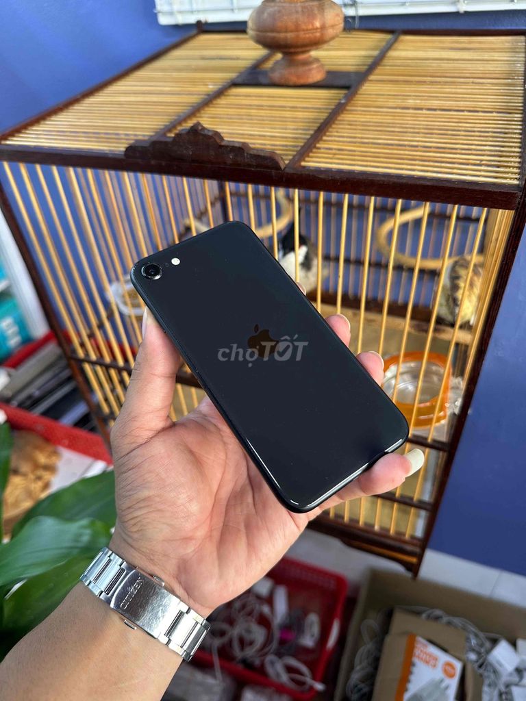 Apple iPhone SE 2020 64GB Đen. Mua bán Điện thoại tại Thành phố Buôn Ma Thuột Đắk Lắk được đăng bởi Thái Thế Anh hình 1