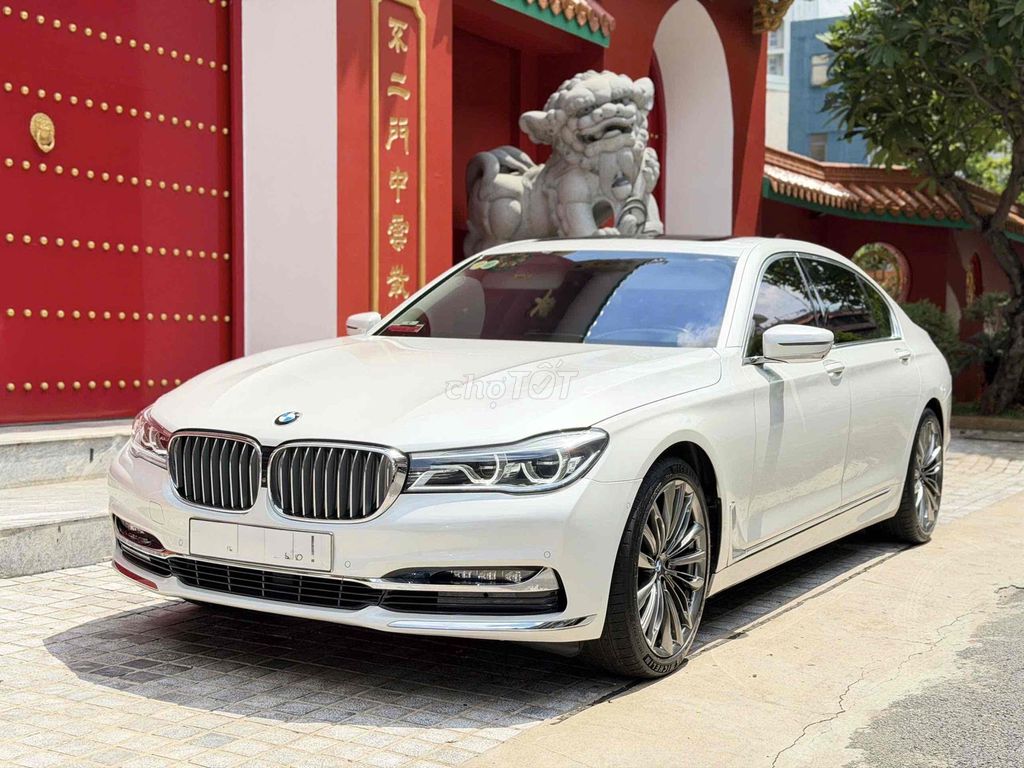 BMW 740Li 2015 белый 5 мест