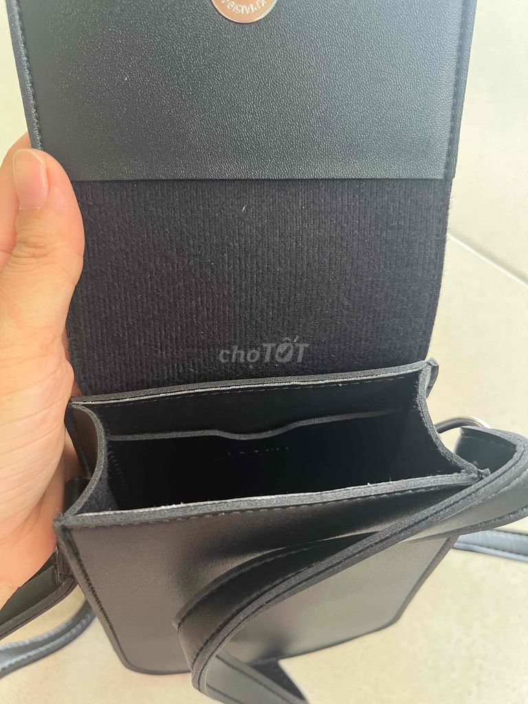 Túi đeo chéo đen nhỏ gọn để đựng điện thoại