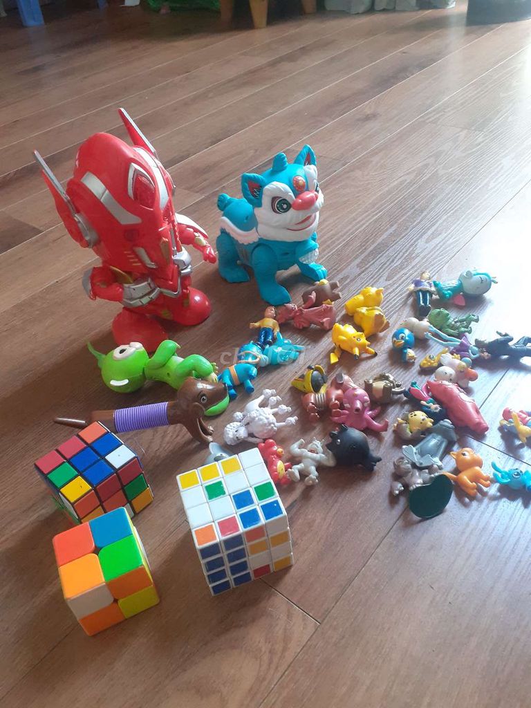 Đồ choi nhựa cũ.có nhỏ có lớn. Rubix còn tốt