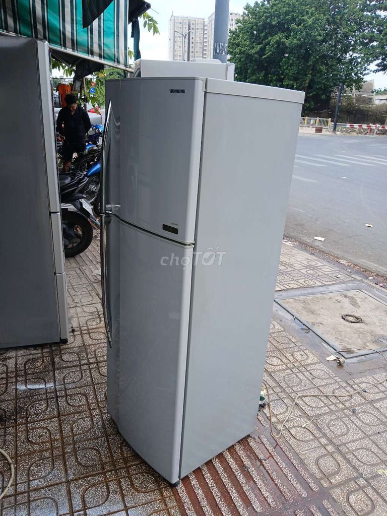 Tủ lạnh Toshiba 228 lít Xám. Mua bán Tủ lạnh tại Huyện Thống Nhất Đồng Nai được đăng bởi Long hình 1