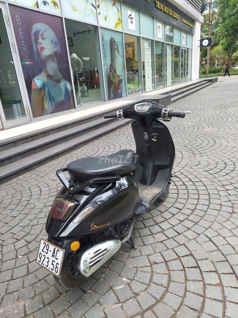 Bán xe Piagio Vespa  mầu đen chính chủ. Mua bán Xe máy tại Quận Hai Bà Trưng Hà Nội được đăng bởi Nguyễn Thu Thảo hình 3
