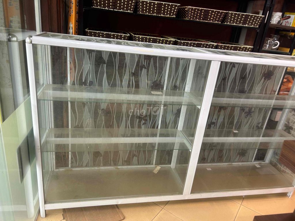 Tủ kính trưng bày Khung nhôm kính Trắng cũ. Mua bán Tủ, kệ gia đình tại Quận Thanh Xuân Hà Nội được đăng bởi Duyen Truong hình 1