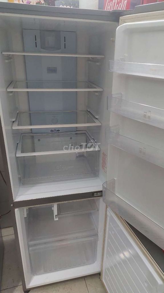 Tủ lạnh Sanyo 300 lít ngăn mát trên rộng