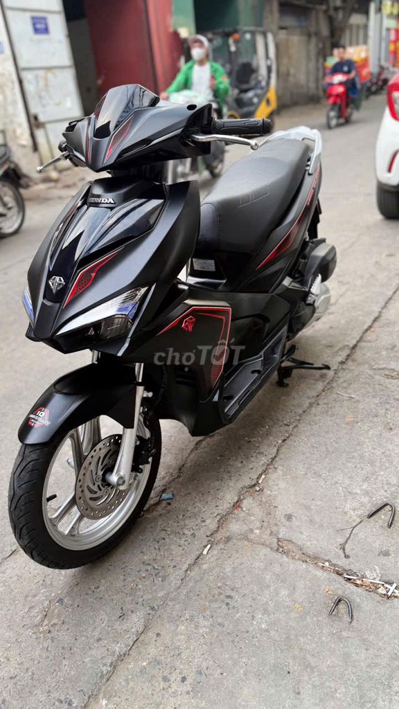 Бесшумная машина Honda AirBlade 2018