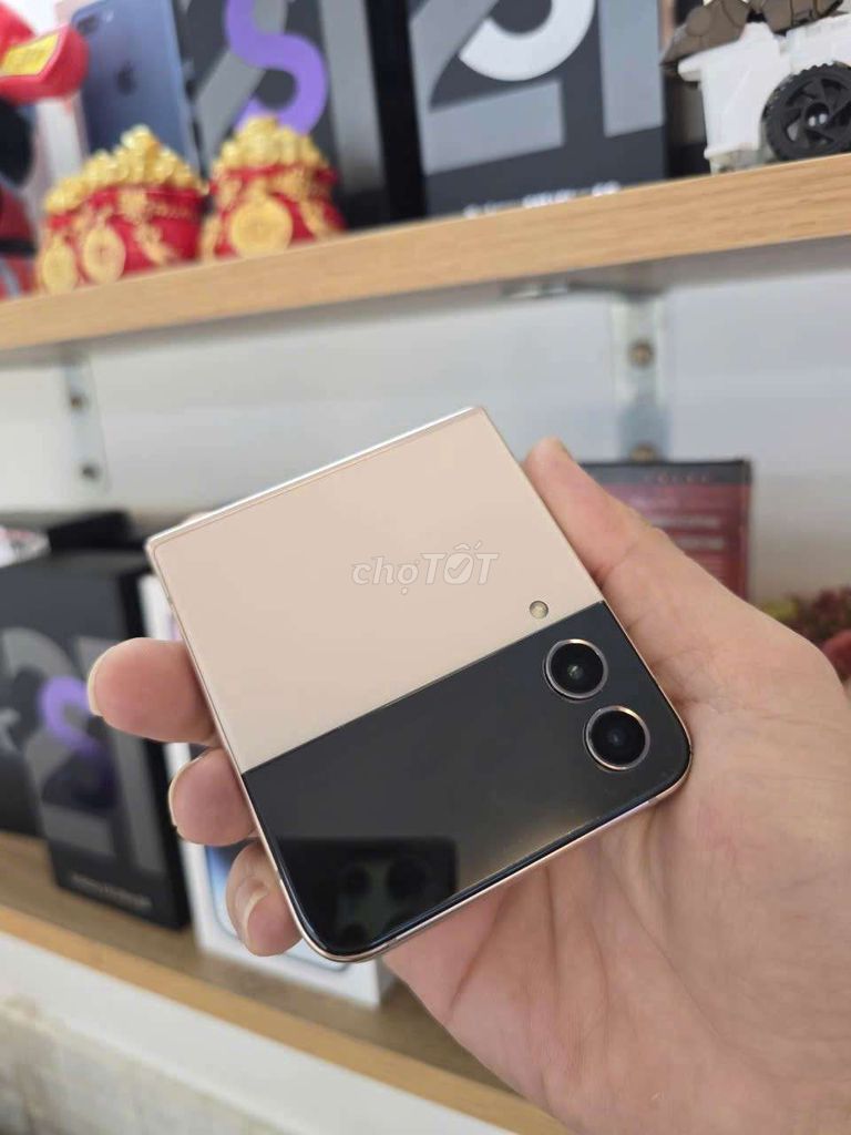 Samsung Galaxy Z Flip 4 5G Vàng Zin. Mua bán Điện thoại tại Quận Phú Nhuận Tp Hồ Chí Minh được đăng bởi NGUYÊN THẢO MOBILE Trả Góp hình 1