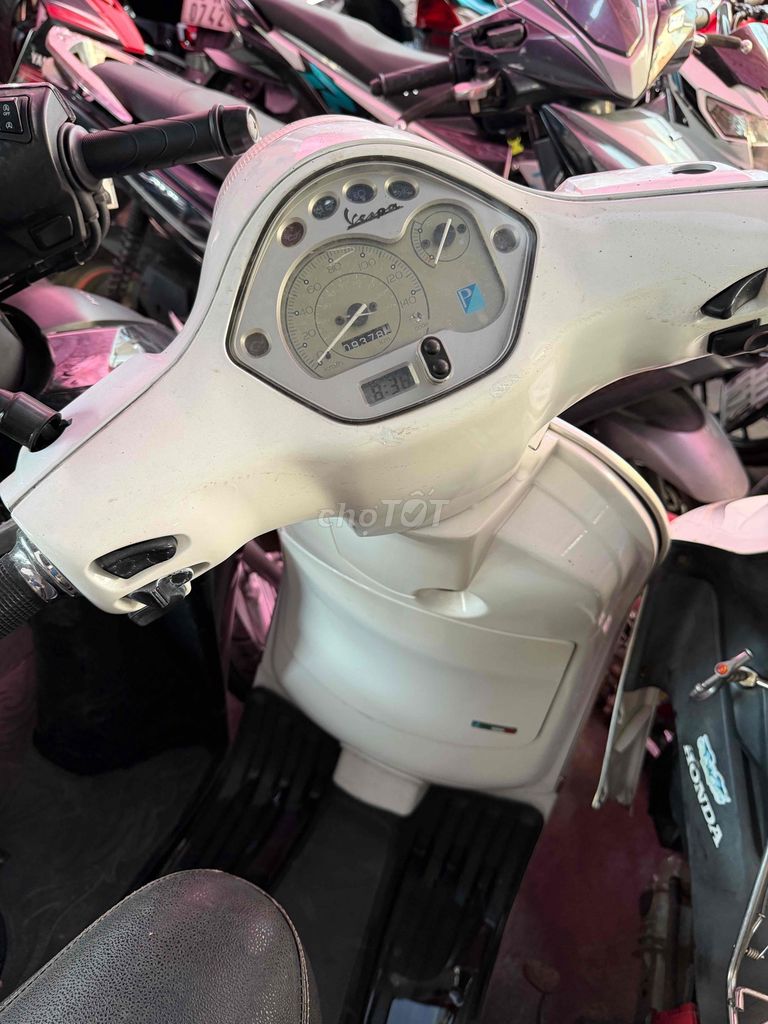 Piaggio Vespa LX FI 125 куб. см 2013. Красивый автомобильный двигатель