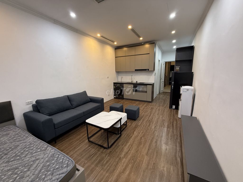 Cho thuê căn hộ mặt phố 141 Bùi Thị Xuân 40m2 - Ban công view phố