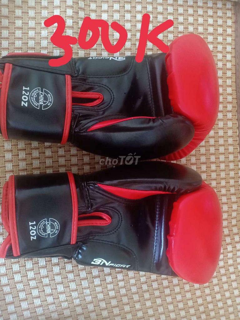 Găng tay boxing Da Đỏ Đen 12oz. Mua bán Đồ thể thao, Dã ngoại tại Quận Hà Đông Hà Nội được đăng bởi Trần Thị Hoàng Yến  hình 1
