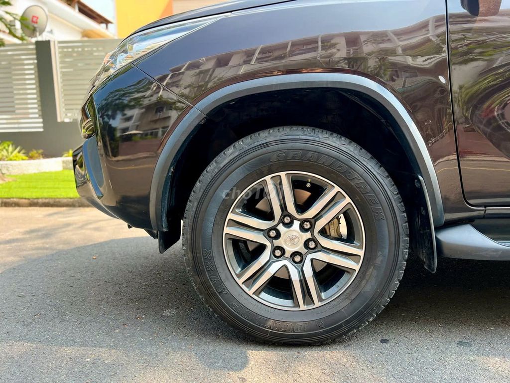 Toyota Fortuner 2019 цвет Рубин — коричневый салон