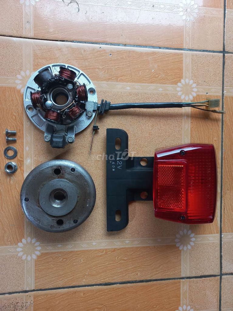 Vô lăng mâm lửa và cụm đèn hậu zin xe Cub. Mua bán Phụ tùng xe tại Quận Hà Đông Hà Nội được đăng bởi Lê Công Tuấn Anh hình 2