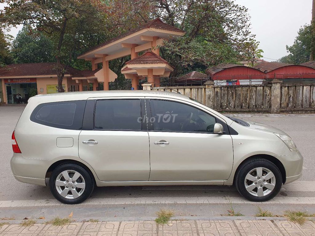 Bán nissan livina 1.8 AT 2011 chính chủ