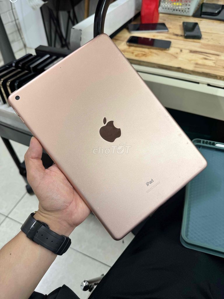 Apple iPad Gen 8 32GB Vàng hồng. Mua bán Máy tính bảng tại Quận 5 Tp Hồ Chí Minh được đăng bởi Nguyễn Tấn Vũ  hình 1