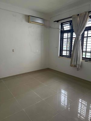 CÒN 1 PHÒNG TRỐNG 1pn, 1 bếp..2 cửa sổ to và 1 máy lạnh