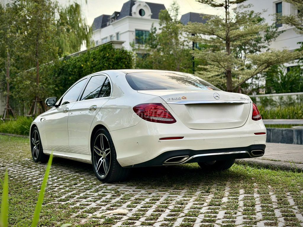 Мерседес E300 AMG 2017 белый 98000 км