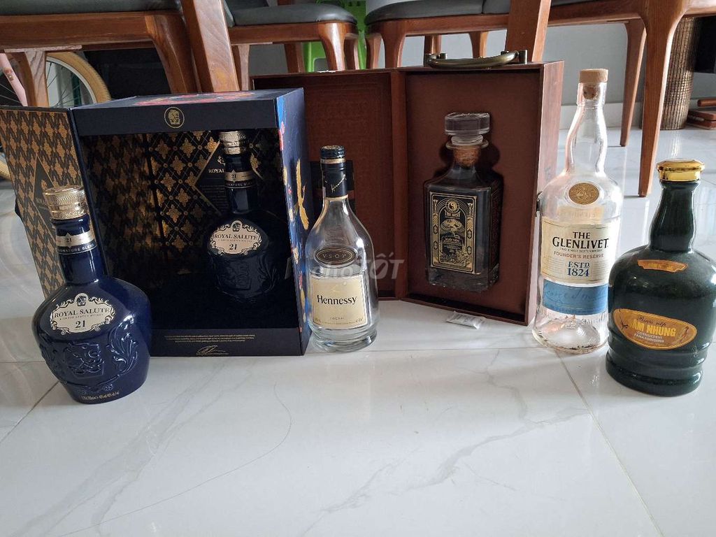Vỏ chai rượu Royal Salute Chivas 21 Thủy tinh. Mua bán Đồ sưu tầm, đồ cổ tại Quận Tân Phú Tp Hồ Chí Minh được đăng bởi Nguyễn Việt Cường hình 1