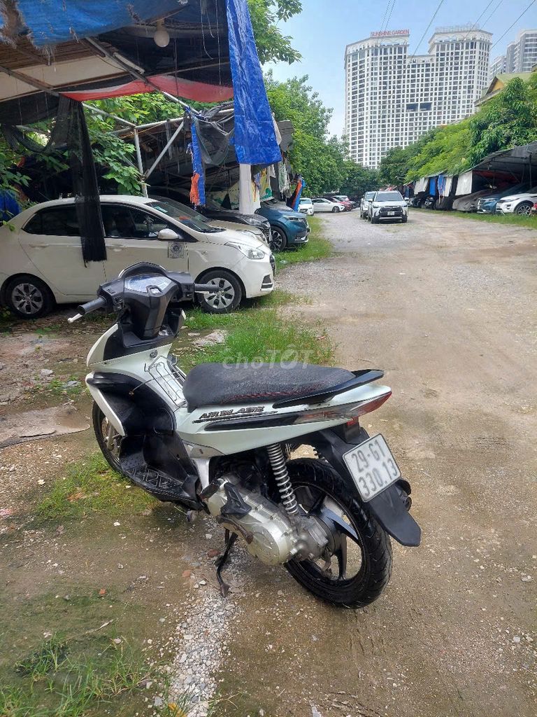 Bán xe Honda Airblade Thái mầu trắng chính chủ. Mua bán Xe máy tại Quận Hoàng Mai Hà Nội được đăng bởi hoàng lan hình 7