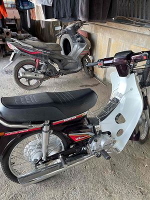 Honda Dream trắng đỏ, xe số. Mua bán Xe máy tại Quận Long Biên Hà Nội được đăng bởi Đình Sơn