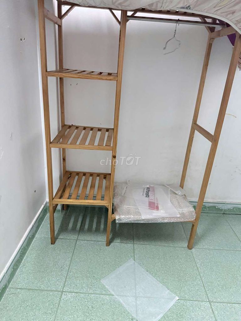 Kệ treo quần áo gỗ Nâu gỗ Mới. Mua bán Tủ, kệ gia đình tại Quận Tân Phú Tp Hồ Chí Minh được đăng bởi Anna hình 1