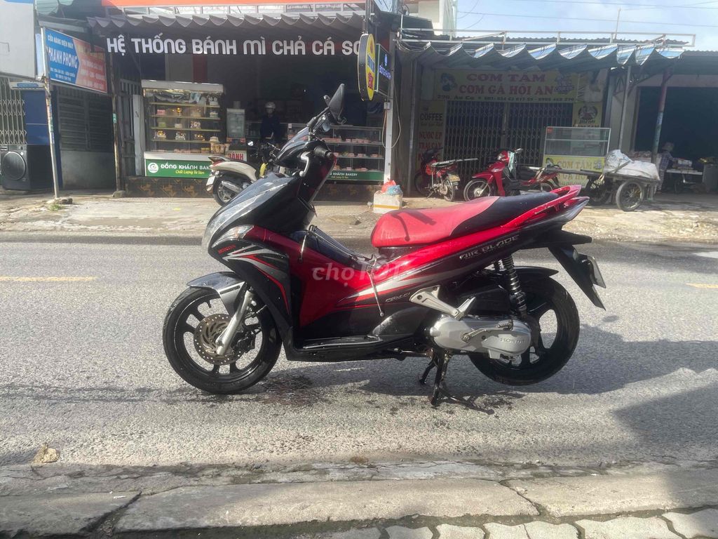 Honda Air Blade 2024 красно-чёрный