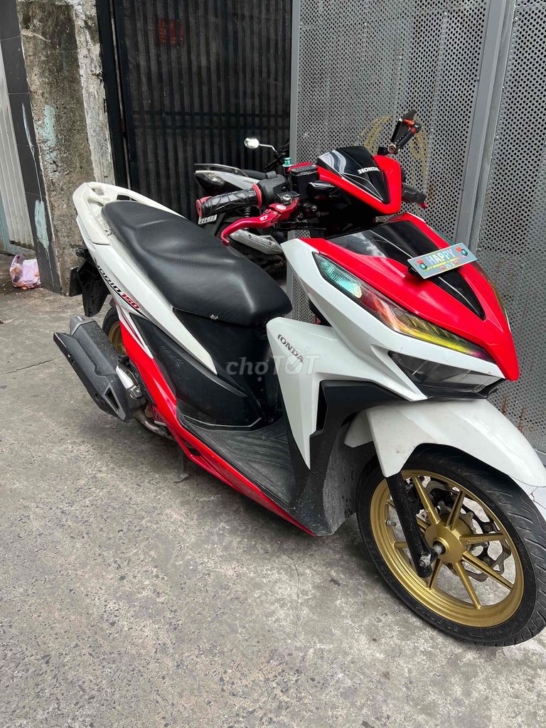 Honda Vario 150 2019 с хошиминскими номерами и хозяином