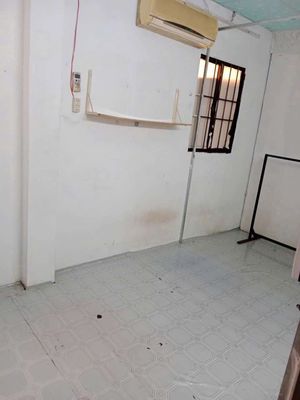 phòng máy lạnh trong nhà nguyên căn , WC ngoài dùng chung,1 người 1 xe
