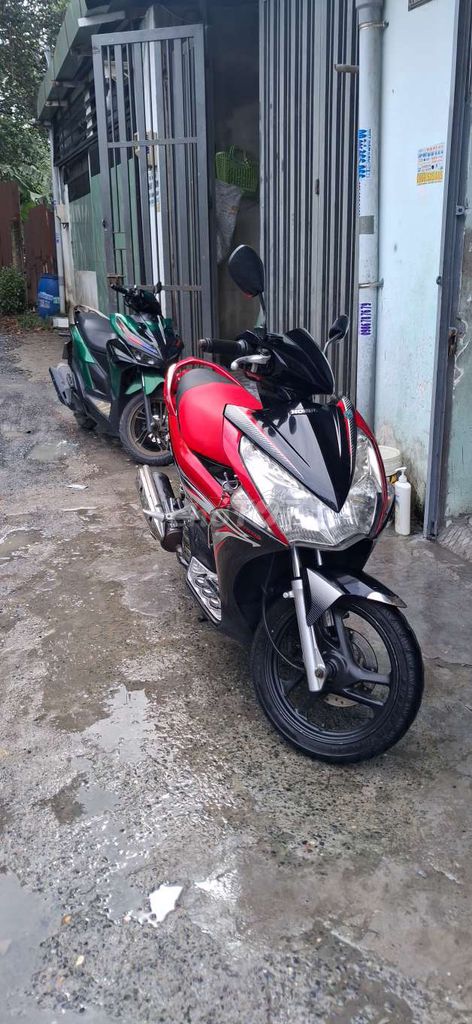 Honda Air Blade 110 FI 2011, красно-черный, пробег 73986 км