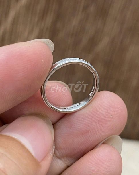 Nhẫn bạc Nữmạvàng trắng,form nhỏ,hoạ tiết tối giản. Mua bán Phụ kiện thời trang khác tại Quận 3 Tp Hồ Chí Minh được đăng bởi Hàng hiệu Secondhand hình 3