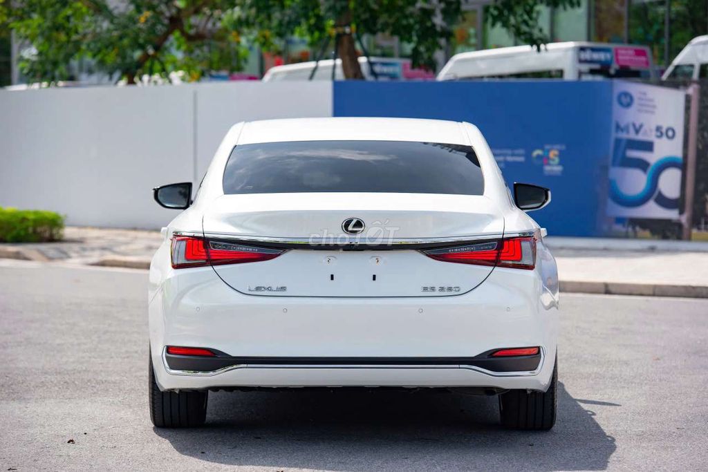Lexus ES250 sản xuất 2022. Mua bán Ô tô tại Quận Đống Đa Hà Nội được đăng bởi Phú Việt hình 2