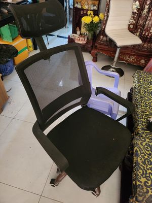 Tặng 1 tủ gỗ và 1 ghế. Mua bán Bàn ghế tại Quận 7 Tp Hồ Chí Minh được đăng bởi thinh huynh
