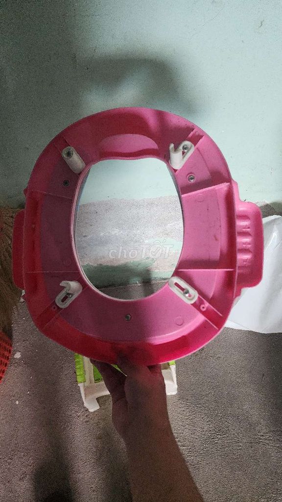 Kệ lót bồn cầu Nhựa Hồng. Mua bán Thiết bị vệ sinh, nhà tắm tại Quận 7 Tp Hồ Chí Minh được đăng bởi Bình hình 1