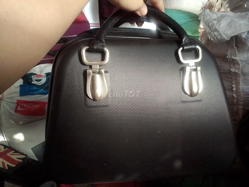 Cốp trang điểm Kim loại Đỏ đen. Mua bán Phụ kiện thời trang khác tại Huyện Nhà Bè Tp Hồ Chí Minh được đăng bởi Nguyễn Chi Lê  hình 1