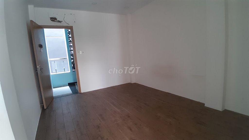 Красивый дом в 1-м районе, у зоопарка, 48 м², 4 спальни, 5 этажей